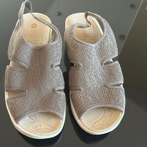 Bzees Textured taupe Open-Toe Sandals size 8W wedge